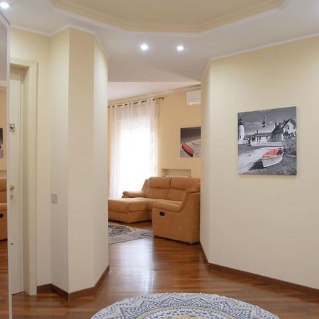 Appartamento Grazioso Con Parcheggio Privato Piacenza Bagian luar foto
