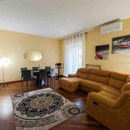 Appartamento Grazioso Con Parcheggio Privato Piacenza Bagian luar foto