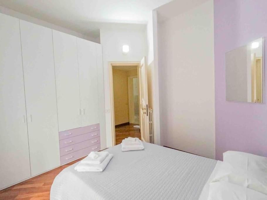 Appartamento Grazioso Con Parcheggio Privato Piacenza Bagian luar foto
