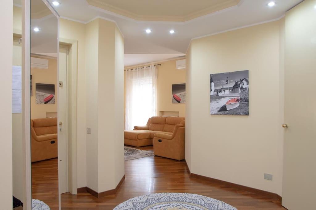 Appartamento Grazioso Con Parcheggio Privato Piacenza Bagian luar foto