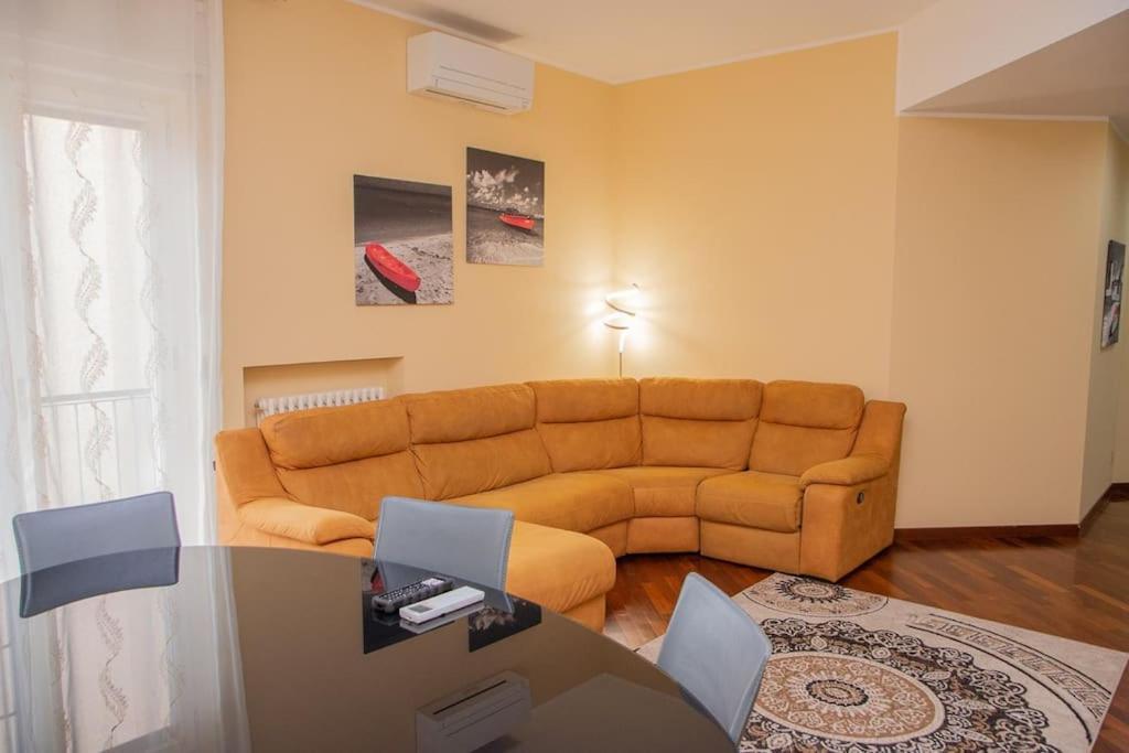 Appartamento Grazioso Con Parcheggio Privato Piacenza Bagian luar foto