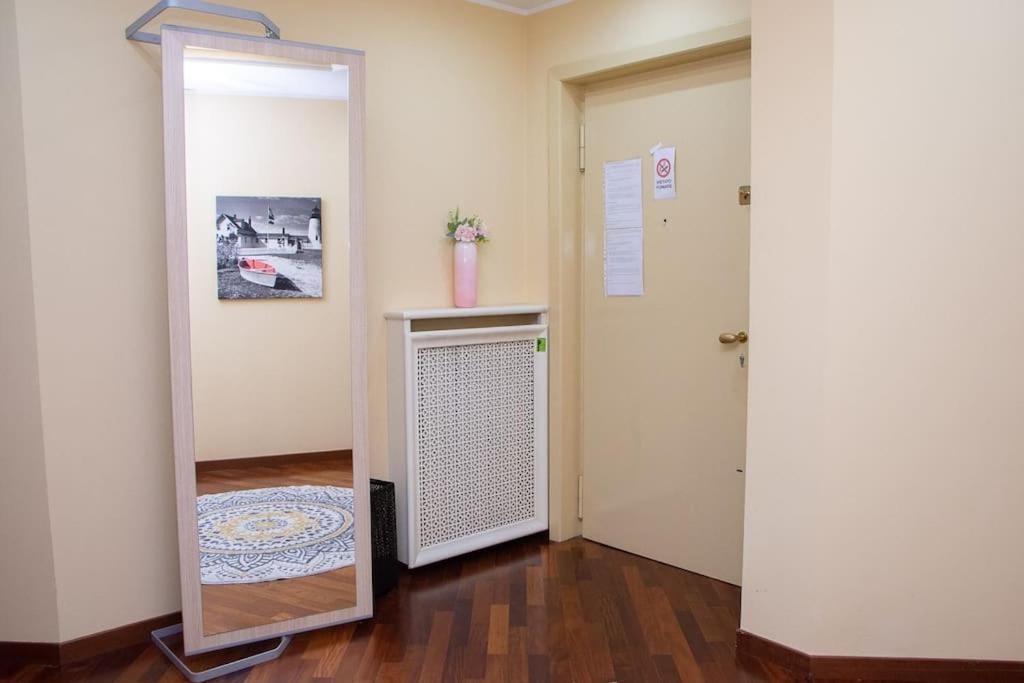 Appartamento Grazioso Con Parcheggio Privato Piacenza Bagian luar foto