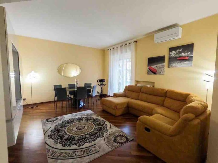 Appartamento Grazioso Con Parcheggio Privato Piacenza Bagian luar foto